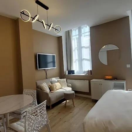 Le Réverbère, De Apartamento